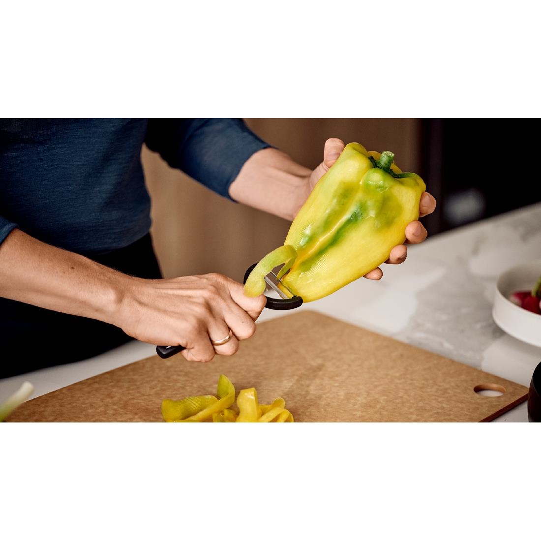 Victorinox Serrated Ypso Peeler Black (JP296)