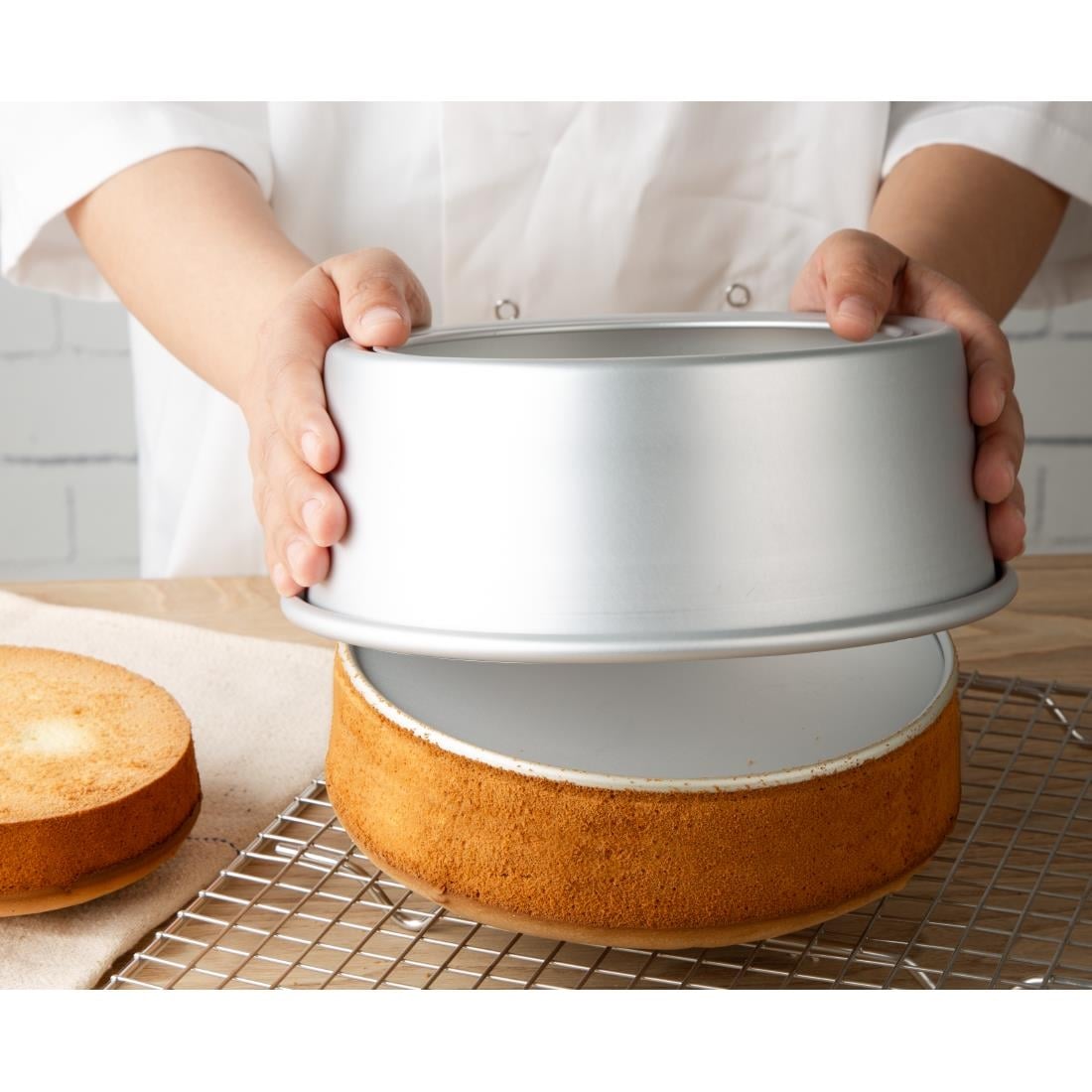 Vogue Aluminium Cake Tin with Removable Base 170mm (JM810)